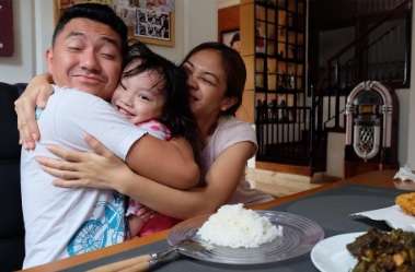 Omesh bersama istri dan buah hati