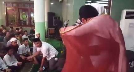 Mengharukan, Momen Pemuda Bandung Bertemu Imam Masjidil Haram