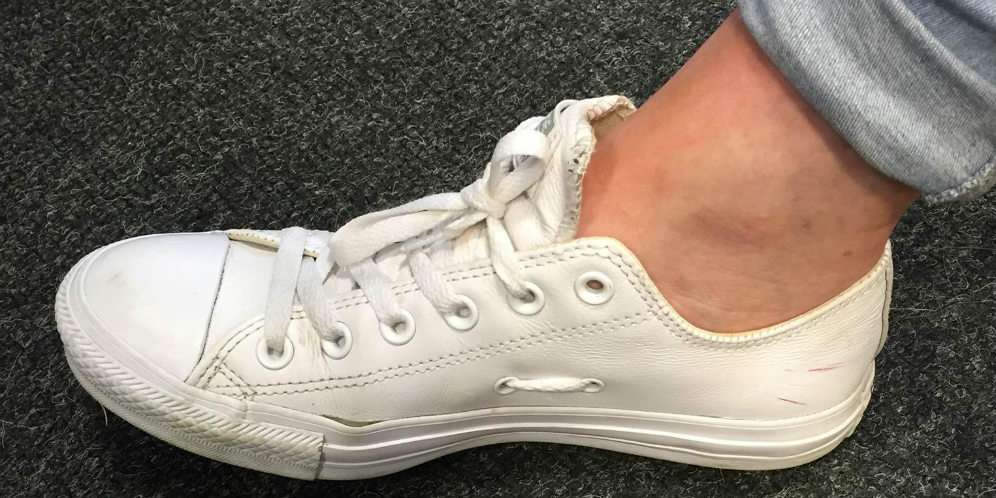 Terkuak! Fungsi Misterius 2 Lubang Tambahan di Sepatu Converse