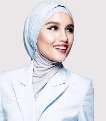 Subhanallah, Anggunnya Cinta Laura Berhijab