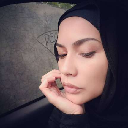 Berhijab, Adik Sarah Sechan Bikin Adem Netizen