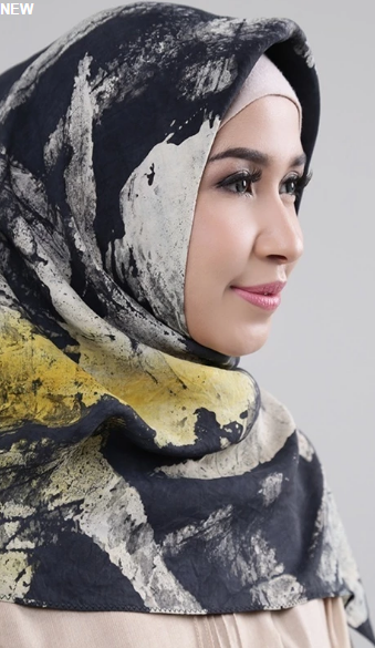 Tampil Beda, Dian Pelangi Usung Rancangan Monokrom