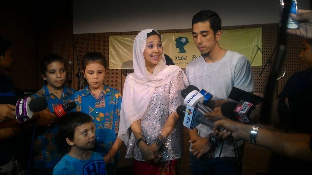 Menu Spesial Berbuka Puasa Keluarga Ayu Azhari