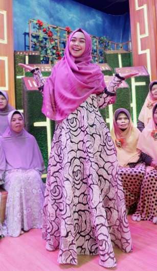 Tampilan Anggun Ria Ricis Memakai Dress