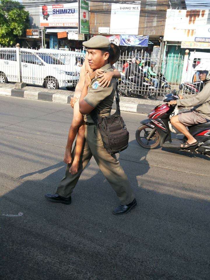 Kebaikan Satpol PP Bantu Anak Terlantar Sentuh Hati Netizen