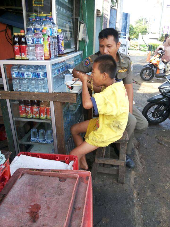 Kebaikan Satpol PP Bantu Anak Terlantar Sentuh Hati Netizen