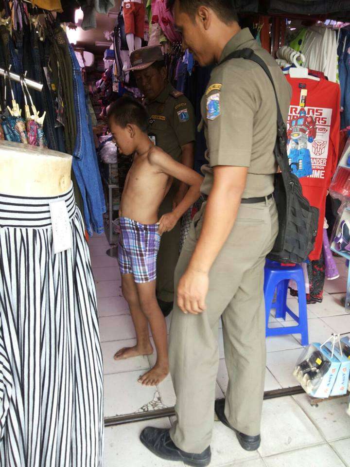 Kebaikan Satpol PP Bantu Anak Terlantar Sentuh Hati Netizen