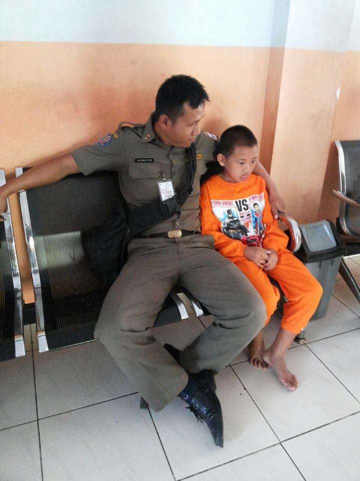Kebaikan Satpol PP Bantu Anak Terlantar Sentuh Hati Netizen