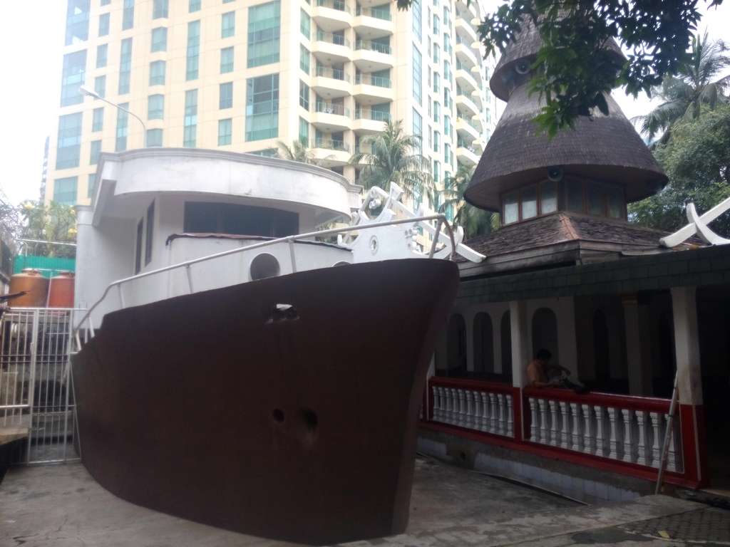 Masjid Perahu Kasablanka, Keunikan Di Sela Pencakar Langit