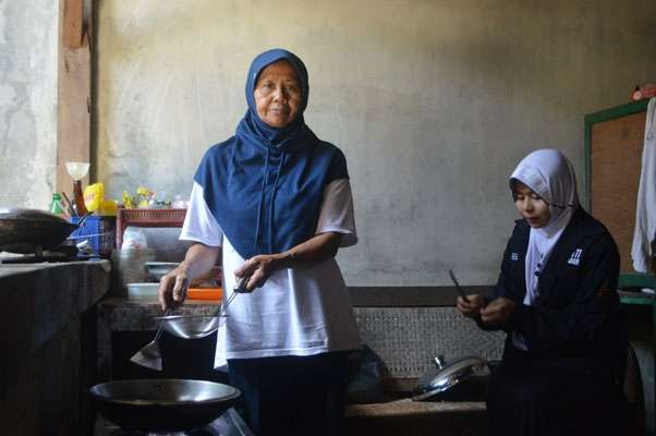 Kisah Anak Penjual Gorengan Jadi Calon Dokter