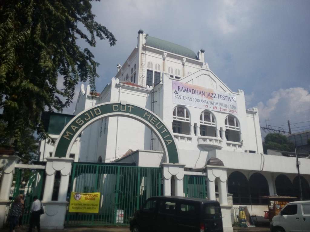 Masjid Cut Meutia, Gedung Bertingkat Pertama di Batavia