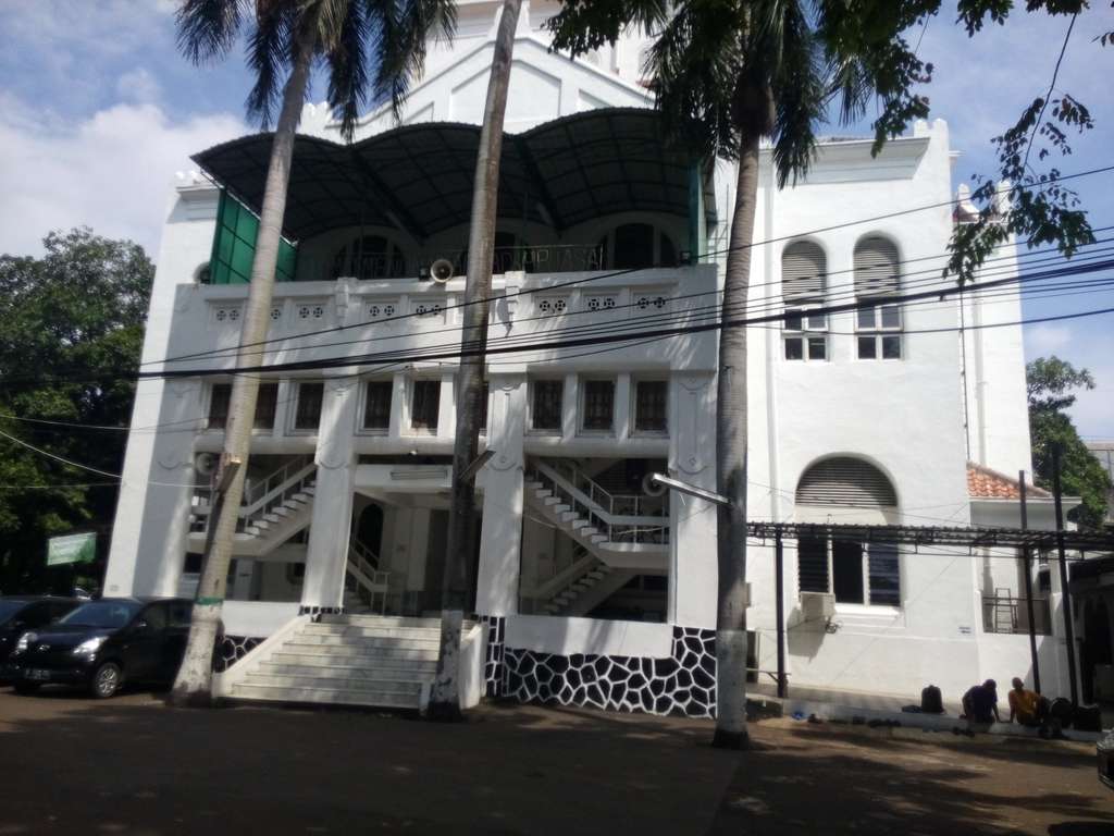 Masjid Cut Meutia, Gedung Bertingkat Pertama di Batavia