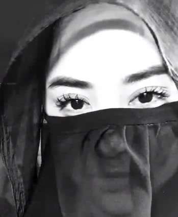 Unggah Foto Bercadar, Dewi Perssik Banjir Doa Netizen