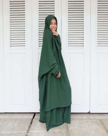 Penampilan Syari Dewi Sandra Bikin Netizen...