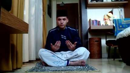 Stefan William Pakai Koko dan Peci Banjir Doa Netizen