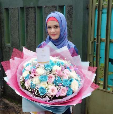 Cut Meyriska Tampil Berhijab, Netizen: Beda Banget, Cantik!