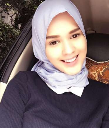 Cut Meyriska Tampil Berhijab, Netizen: Beda Banget, Cantik!