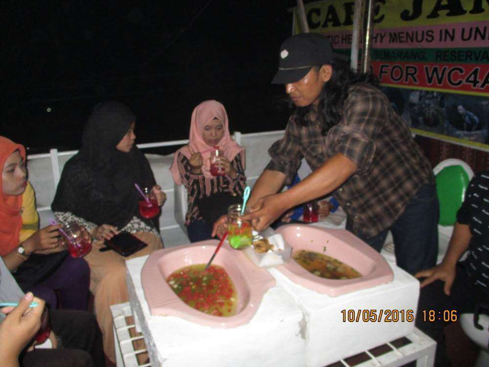 Cerita Sebenarnya Wisata Kuliner Kafe Jamban di Semarang Cerita Sebenarnya Wisata Kuliner Kafe Jamban di Semarang