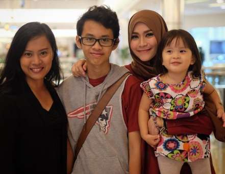 Kebersamaan Zaskia Mecca dan Mantan Istri Hanung Tuai Pujian