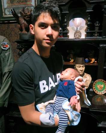Heboh Al Ghazali Gendong Anak Mulan Jameela