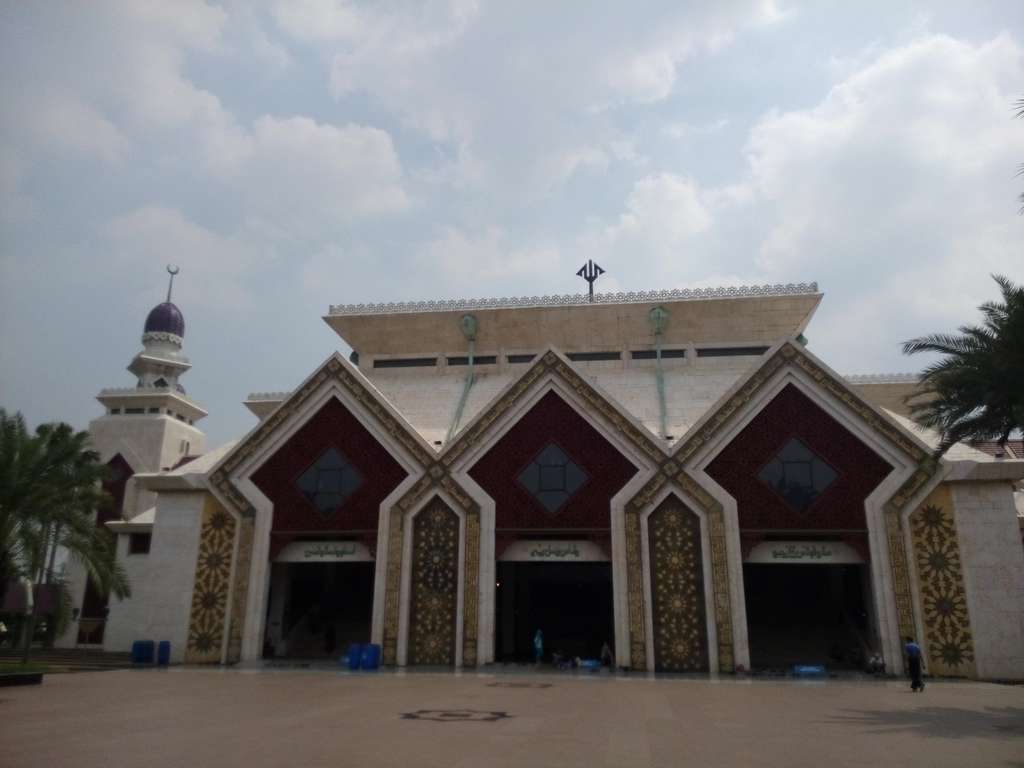 Masjid At Tin, Monumen Kenangan Ibu Tien Soeharto