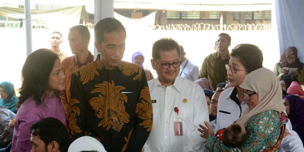Presiden JOko Widodo saat meninjau langsung pemberian vaksin ulang di Ciracas