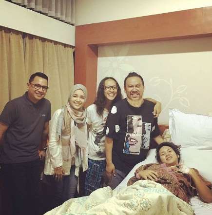 Evelyn dijenguk sahabat Evelyn dijenguk sahabat