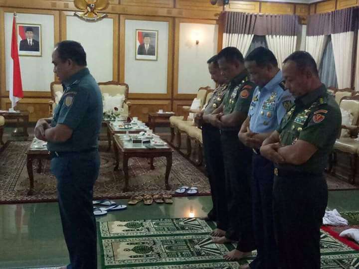 Lima jenderal sholat berjemaah