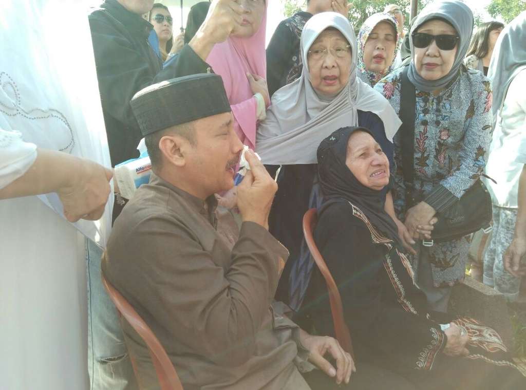 Suasana haru di pemakaman ibunda Adi Bing Slamet