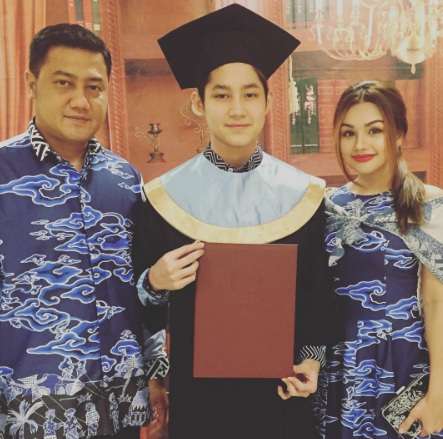 Rassya bersama ayah dan ibu tiri Rassya bersama ayah dan ibu tiri