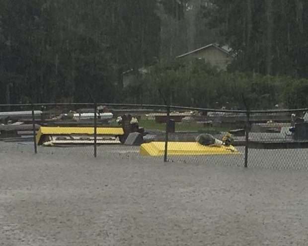 Peti Mati Mengapung di Jalanan