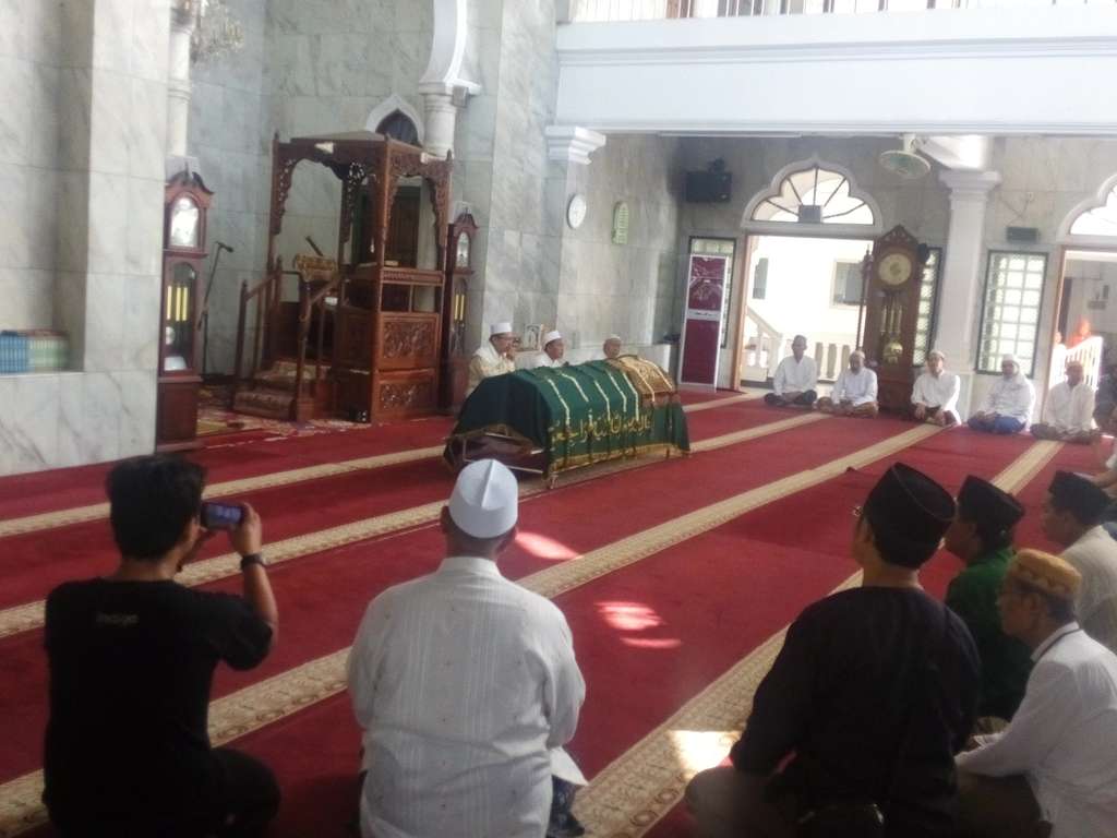 Istri Tukul sebelum dimakamkan Istri Tukul sebelum dimakamkan