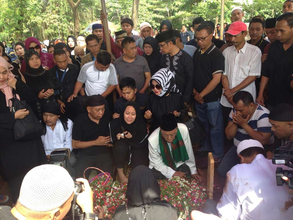 Suasana pemakaman istri tukul