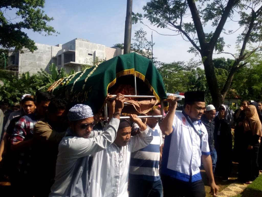 Suasana pemakaman istri tukul