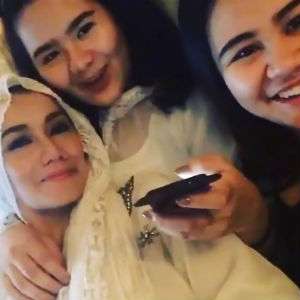 Reza Artamevia dan Kedua Anaknya