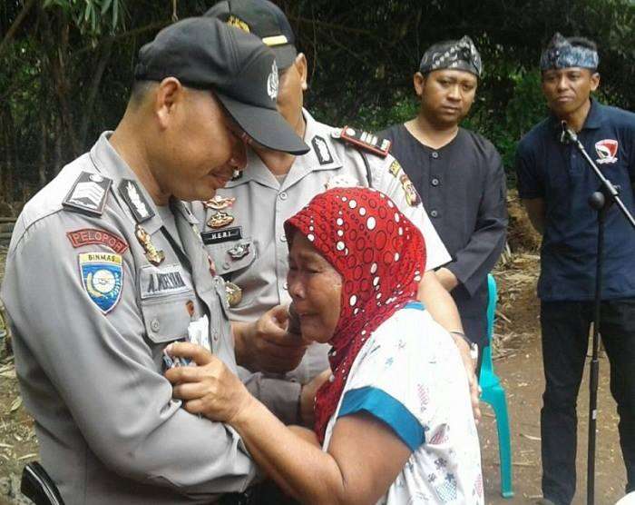 Polisi bantu warga tak mampu
