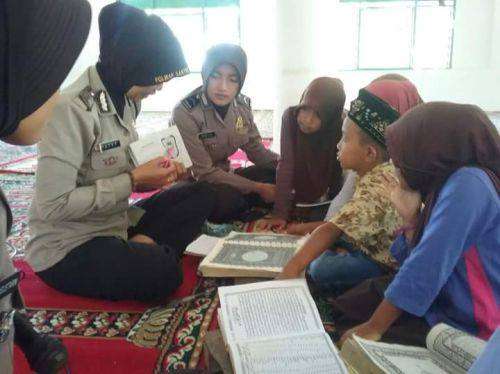 Polwan berhijab mengajar anak-anak mengaji