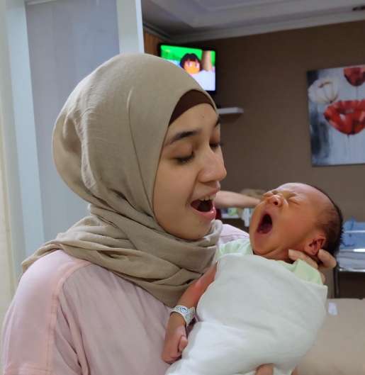 Dhini Aminarti dan anak Enno Dhini Aminarti dan anak Enno
