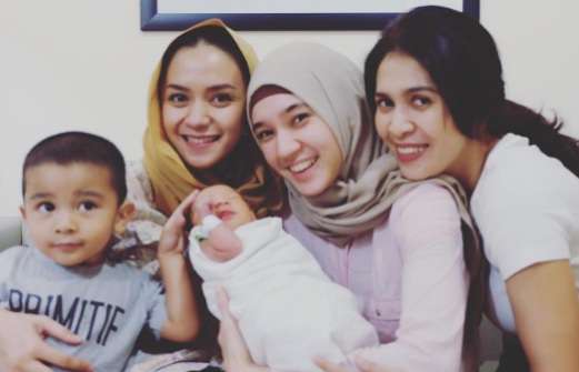 Enno Lerian bersama Bayi dan Teman-temannya