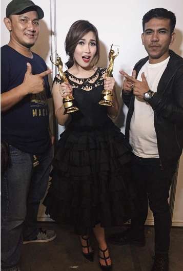 Ayu Ting Ting dan Tim