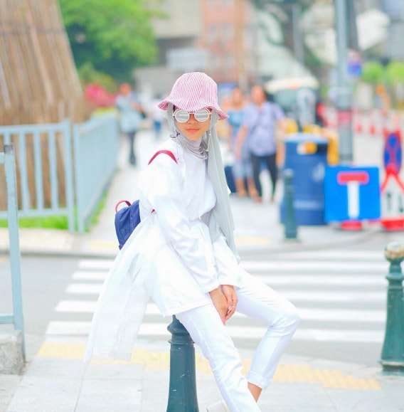 Selebgram Bergaya Tabrak Warna