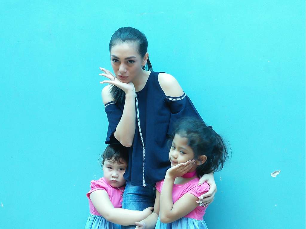Celine dan dua buah hati