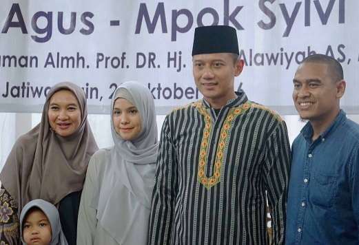 Annisa Pohan mendampingi suami