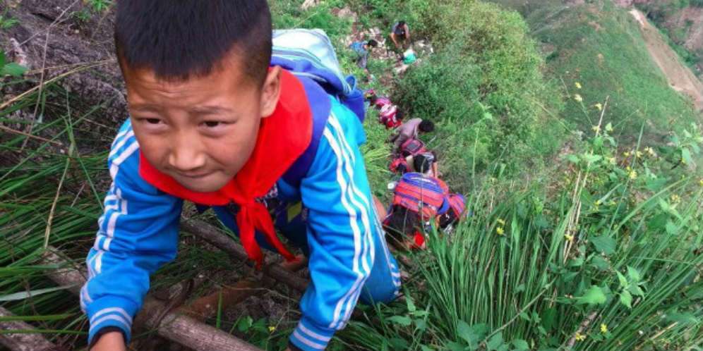 Anak-anak sekolah mendaki tebing untuk pulang
