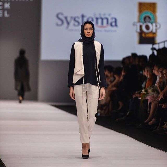 Koleksi Jenahara berkelir putih