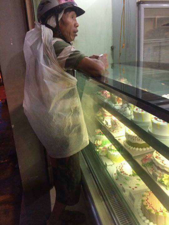 Pemulung beli kue ultah