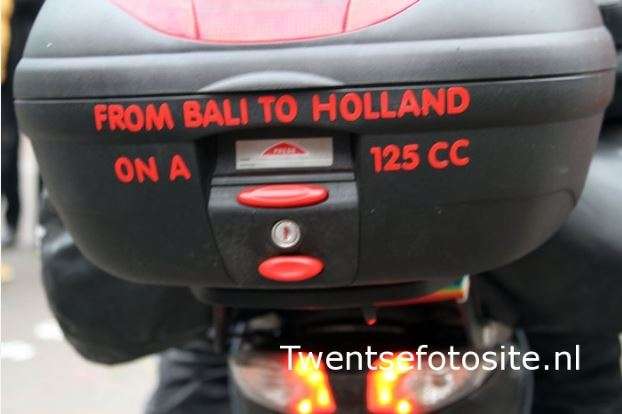 Bule naik motor ke Belanda