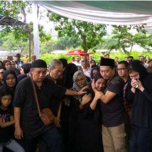 Suasana Pemakaman Ibunda Ashanty