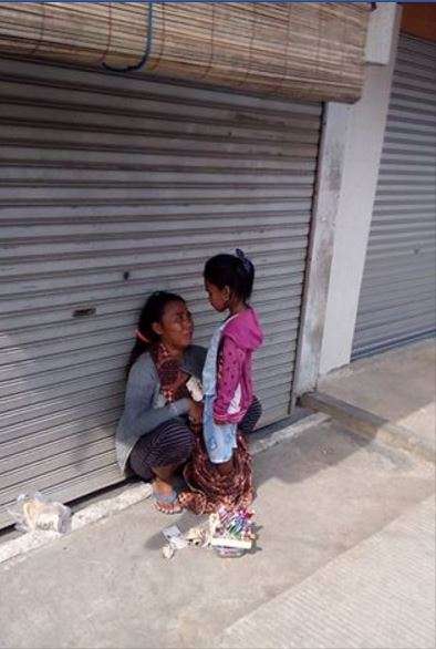 Ibu dan anak penjual parfum