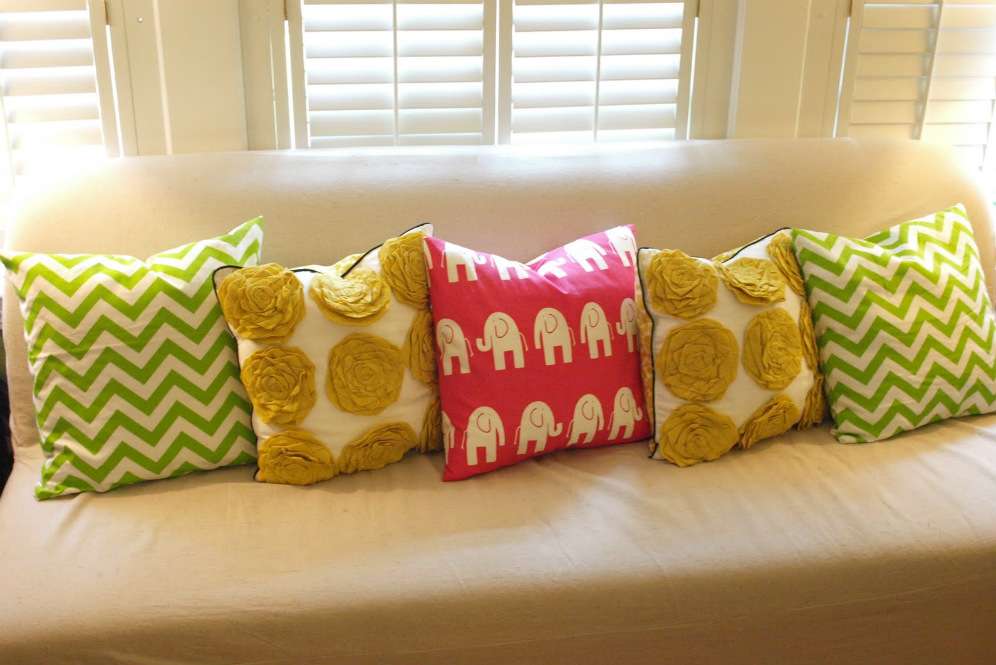Bantal sofa (Foto: Home and Bed)